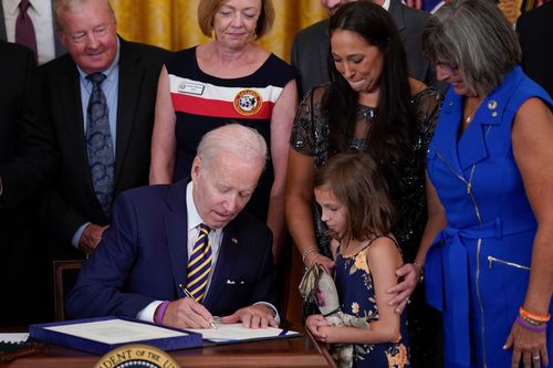 Le président Joe Biden signe la loi PACT.