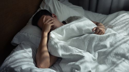 Triste uomo stanco e solitario a casa da solo.