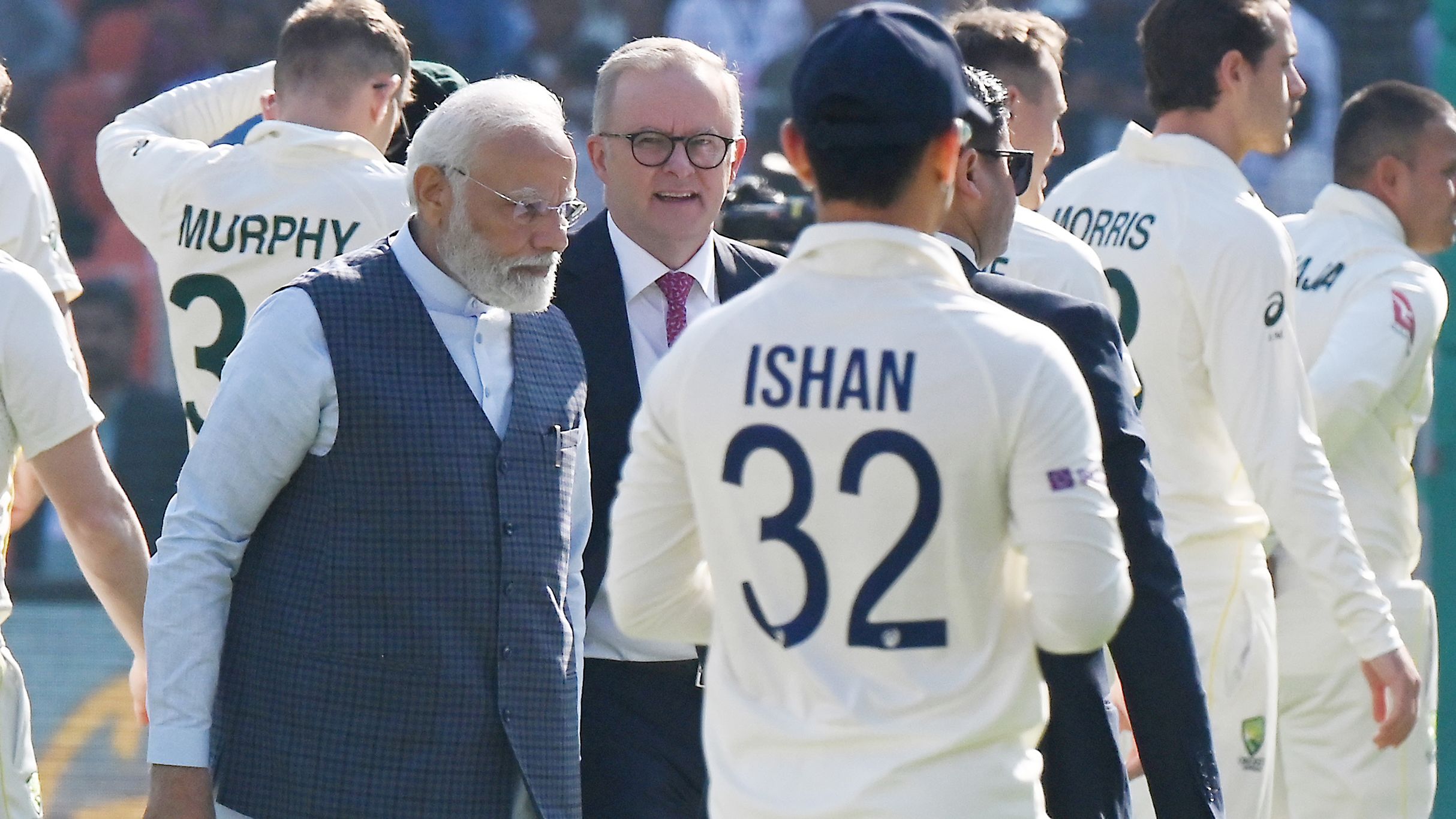 Narendra Modi, India&#x27;s prime minister, left, and Anthony Albanese, Australia&#x27;s prime minister, interact with players. Photographer: Prakash 