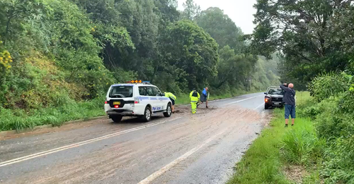 Un petit glissement de terrain touche la route de Bangalow près de Byron Bay.