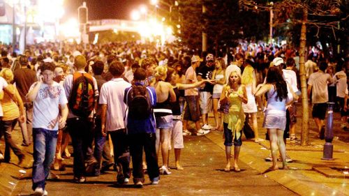 Surfers Paradise filled with Schoolies from a previous year. (Image: AAP)