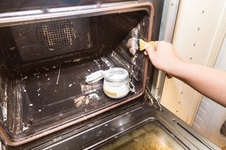 How to Clean Oven Trays: Easy Tips for a Sparkling Finish