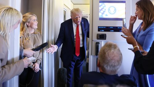 O presidente dos EUA, Donald Trump, fala com repórteres na Força Aérea One em 18 de setembro de 2025, durante um voo para a base conjunta de Andrews, Maryland. Trump concluiu sua visita de estado ao Reino Unido passando o dia em damas com o primeiro -ministro britânico Keir Starmer.