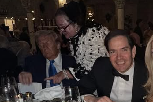 Gina Rinehart também foi vista no evento falando com o presidente em uma foto postada nas redes sociais pela procuradora dos EUA no Distrito de Columbia, Jeanine Pirro.