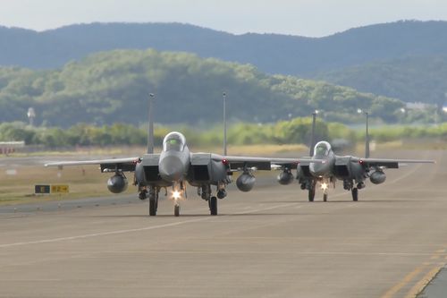 En esta imagen tomada de un video, los aviones de combate F15K de la Fuerza Aérea de Corea del Sur se preparan para despegar el martes 4 de octubre de 2022 en un lugar desconocido en Corea del Sur. 