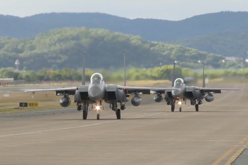 Na tejto fotografii z videa sa stíhačky Juhokórejského letectva F15K pripravujú na vzlietnutie z neznámeho miesta v Južnej Kórei v utorok 4. októbra 2022. 