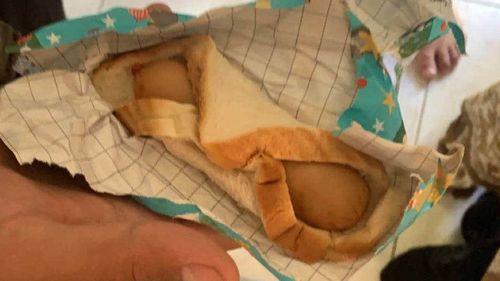 В декабре сосиски прибывают в рождественской бумаге.