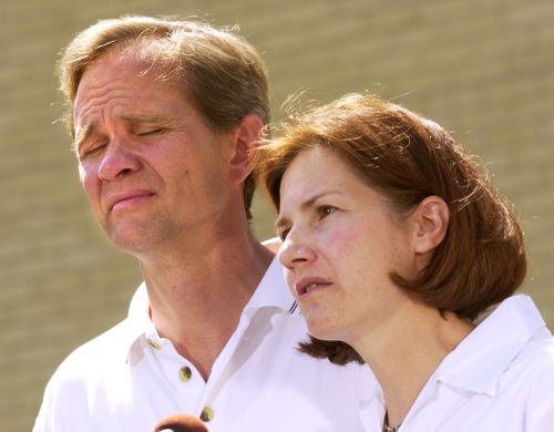 Ed and Lois Smart appeal for the return of their teenage daughter in June 2002.