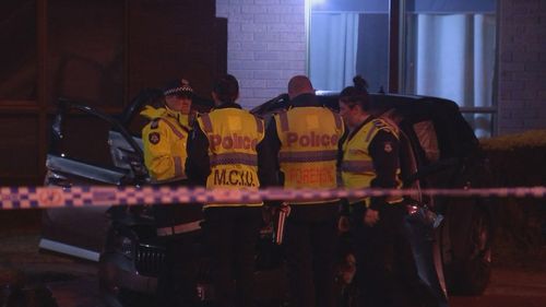 Tre adolescenti sono rimasti feriti e uno è morto nello schianto.