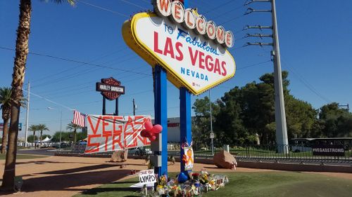 Tourists have left tributes at the famous Las Vegas sign. (9NEWS)