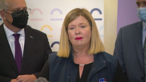 Le Premier ministre Scott Morrison apparaît aux côtés de la modérée libérale Bridget Archer dans une démonstration d'unité de campagne en Tasmanie.