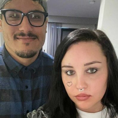 Amanda Bynes shares photo with her fiancé.