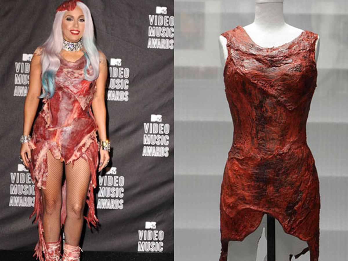 Мясной леди гага. Леди Гага платье из мяса. Мясной костюм леди Гаги. Леди Гага костюм из мяса. Леди Гага платье из мяса фото.