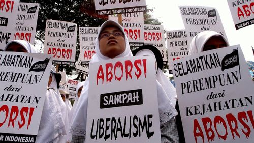 Muslim women in Jakarta protest against abortion in 2005. (Photo: AP).