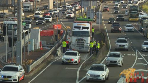 Un camion coincé devant le tunnel du port de Sydney provoque le chaos des navetteurs.