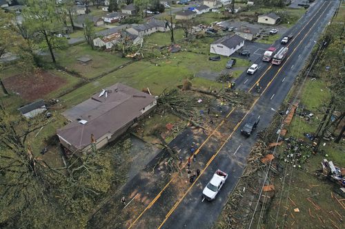 Des dommages aux maisons sur l'avenue E. Kiehl peuvent être constatés après qu'une tornade a causé d'importants dégâts dans la région le vendredi 31 mars 2023 à Sherwood, Ark. 