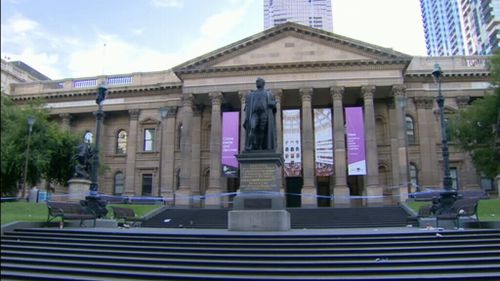 Knife-wielding attacker on the run after man stabbed in attempted armed robbery in Melbourne CBD