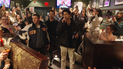   Jonas Brothers memiliki penggemar yang ketakutan saat mereka mengejutkan mereka di Camp Rock Trivia Night di Toronto