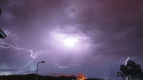 Fire threat eases for Wodonga homes after lightning strikes