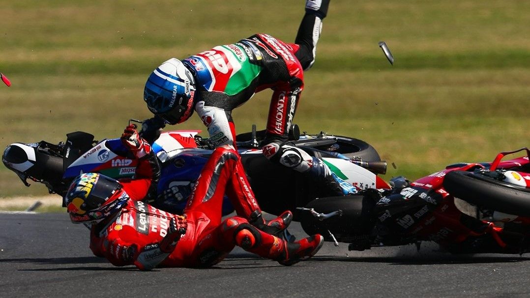 Sickening crash scuppers Jack Miller's hopes of a MotoGP win on home soil - Wide World of Sports