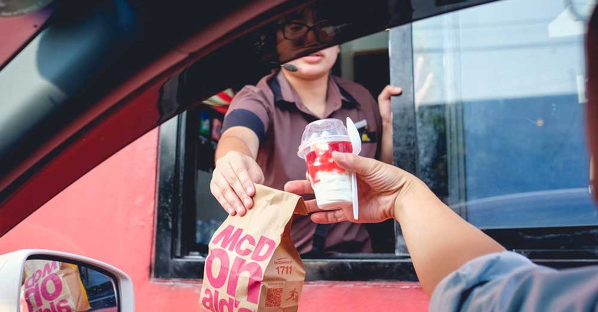 Man charged after allegedly spitting on woman in fast food restaurant