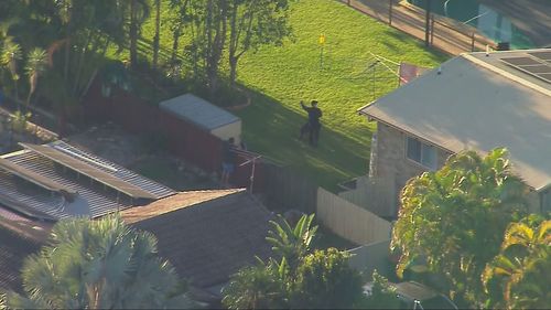 Caccia all'uomo nella periferia di Brisbane per un uomo a torso nudo accusato di aver speronato un'auto della polizia