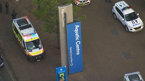 Jeune garçon tiré de la piscine du parc olympique de Sydney