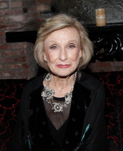 Leachman sexy cloris Yahooist Teil