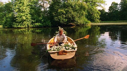 Flowers left by mourners at the gates to the Althorp Estate are rowed across to the island in 1997.
