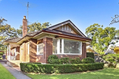 Auction bidder wins keys to home 48 hours after relocating to Sydney