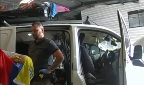 Por volta das 13h30 de sábado, a polícia encontrou e revistou um trailer Toyota HiAce em um estacionamento do terminal de balsas de Redland Bay. Os detetives encontraram todos os artefatos roubados, exceto a escultura de madeira do gato. 