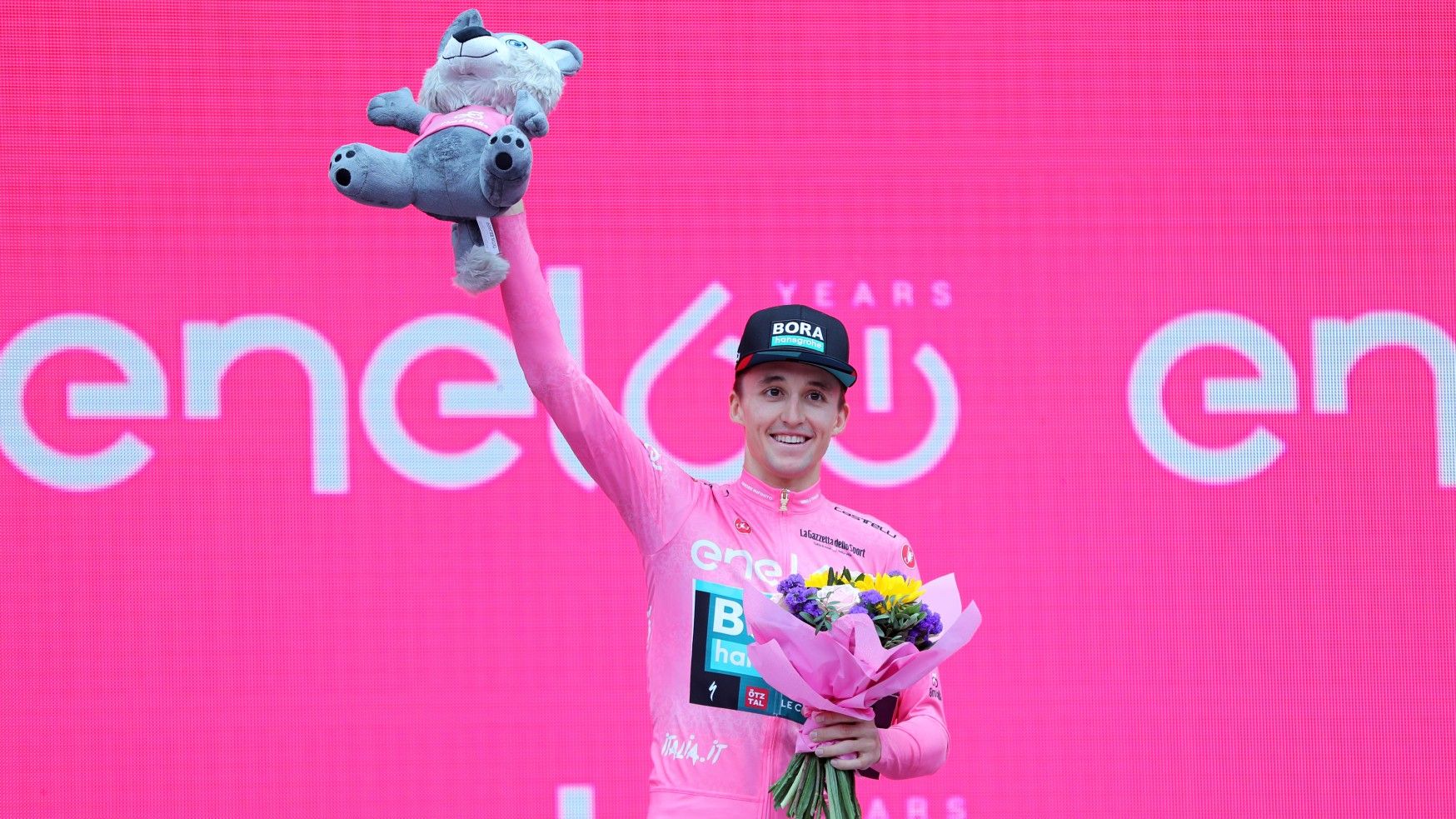 Jai Hindley becomes first Australian to win the Giro d'Italia