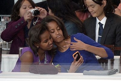 Their father may be one of the world's most powerful men, but that didn't stop Natasha and Malia Obama from busting out their best photo-ready-faces in the middle of the Presidential Inaugural Parade earlier this year.<br/><br/>Image: Getty