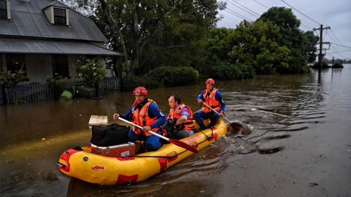 SES rescue Windsor residents as their homes become isolated and inundated as the Hawkesbury River floods across the region