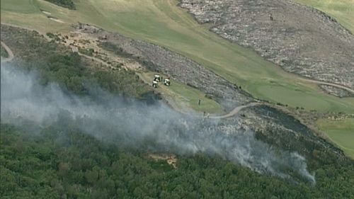 Smoke is seen across the NSW Golf Club course. (9NEWS choppercam)
