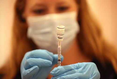 Ashley McGee, farmacéutica de Safeway, llena una jeringa con la vacuna de refuerzo Pfizer COVID-19 en la Clínica de refuerzo de vacunas el 1 de octubre de 2021 en San Rafael, California. 