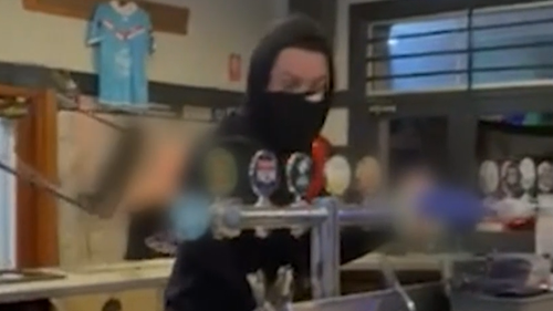 Bourke brandì un'arma che sosteneva essere una pistola per mettersi dietro la cassa, ma si rivelò essere un gel blaster.
