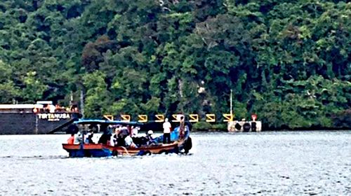 Bali Nine member Andrew Chan's fiance on a boat to visit him on the island where he is due to be executed. (9NEWS)