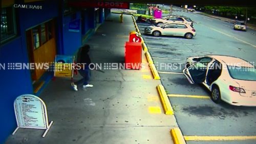 An armed robber fled after trying to rob the Ellen Grove post office. (9NEWS)