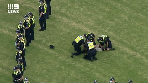 Des arrestations ont été effectuées lors d'une manifestation contre le vaccin contre le coronavirus à Melbourne.