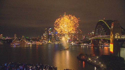 Spectacular fireworks light up Sydney Harbour as NYE crowds pack in - 9News