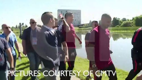 Cristiano Ronaldo throws reporter's microphone into lake (CMTV)