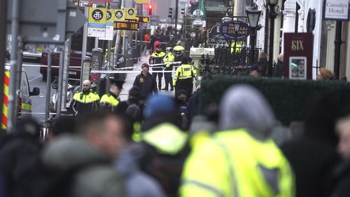 دوبلین پس از وقوع شورش در پی حمله چاقو در آتش است