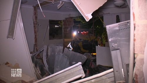 Un père a échappé de peu à la mort après qu'une voiture a perdu le contrôle et a percuté le mur de sa chambre à Aveley, Perth la nuit dernière.