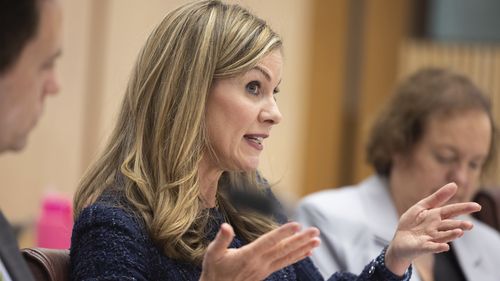 Julie Inman Grant. Comissário de eSafety, durante uma audiência de estimativas do Senado no Parlamento em Canberra na quinta-feira, 30 de maio de 2024. Foto da Fedpol: Alex Ellinghausen