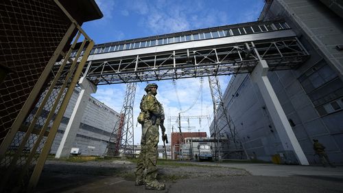 2022 年 5 月 1 日，一名俄罗斯士兵守卫着位于乌克兰东南部俄罗斯军事控制区的扎波罗热核电站的一个区域。 