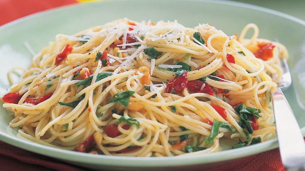 Spaghettini with rocket, pine nuts and sundried capsicum