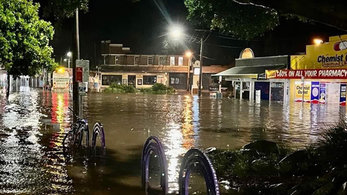 Les habitants de Byron Bay se sont réveillés dans la ville inondée, bien qu'ils aient été inondés d'eau, aucun avertissement d'évacuation n'a été émis. 