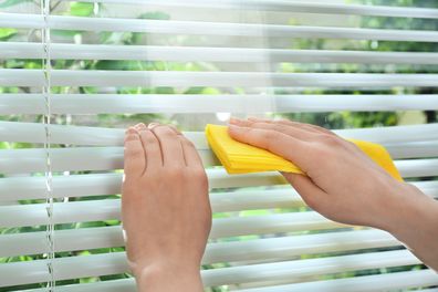 Cleaning blinds