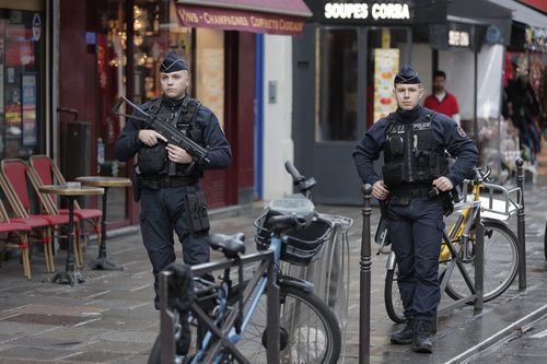 Un policier surveille la scène de crime où une fusillade a eu lieu à Paris, le vendredi 23 décembre 2022.  